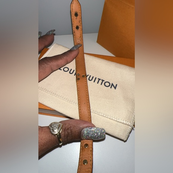 Louis Vuitton Essential V Leather Bracelet - Picture 2 of 8